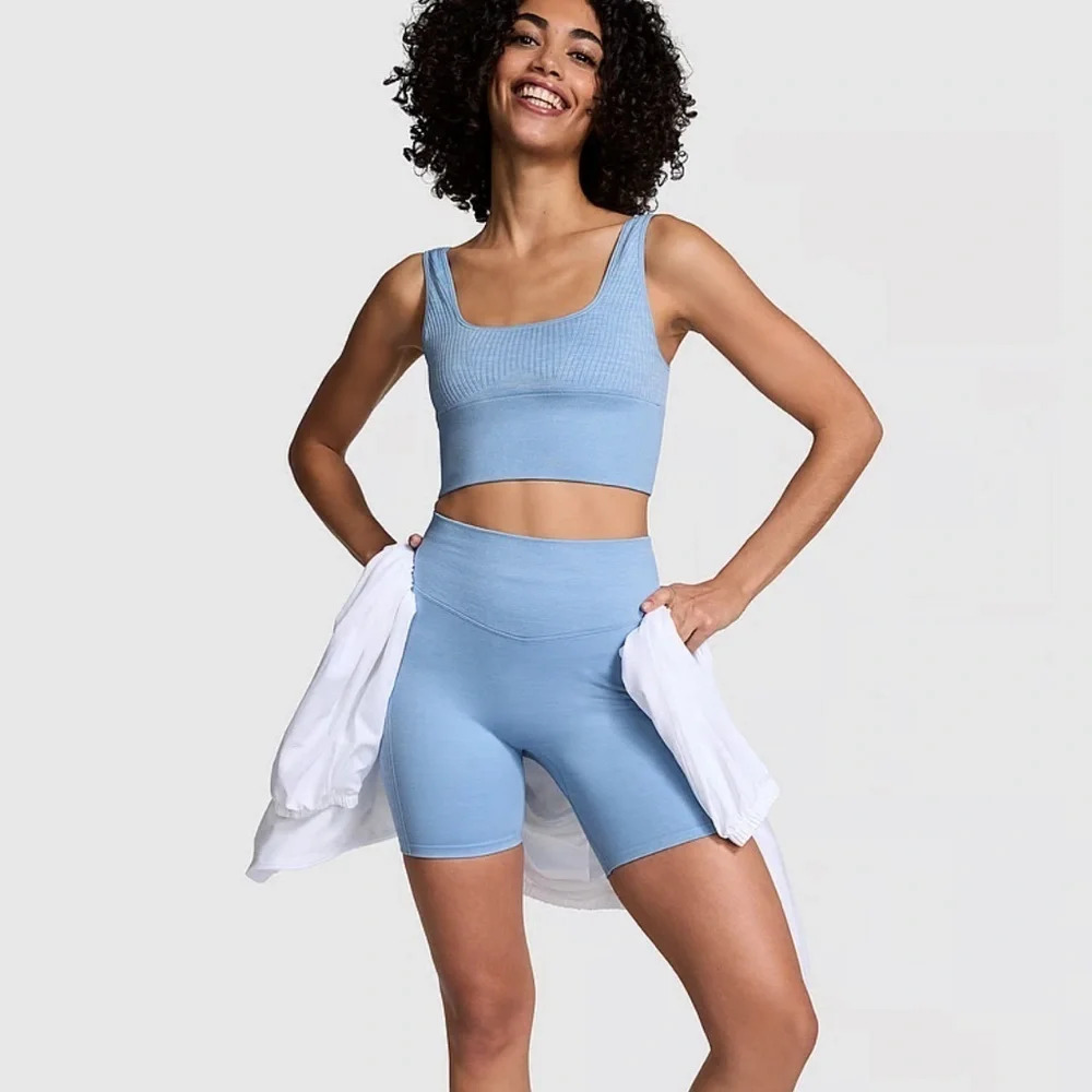 Victoria’s Secret PINK
SEAMLESS 6" BIKE SHORTS large